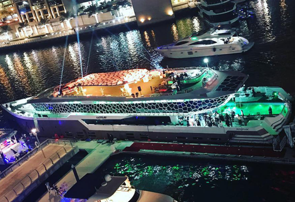 lotus-mega-yacht-dinner-cruise